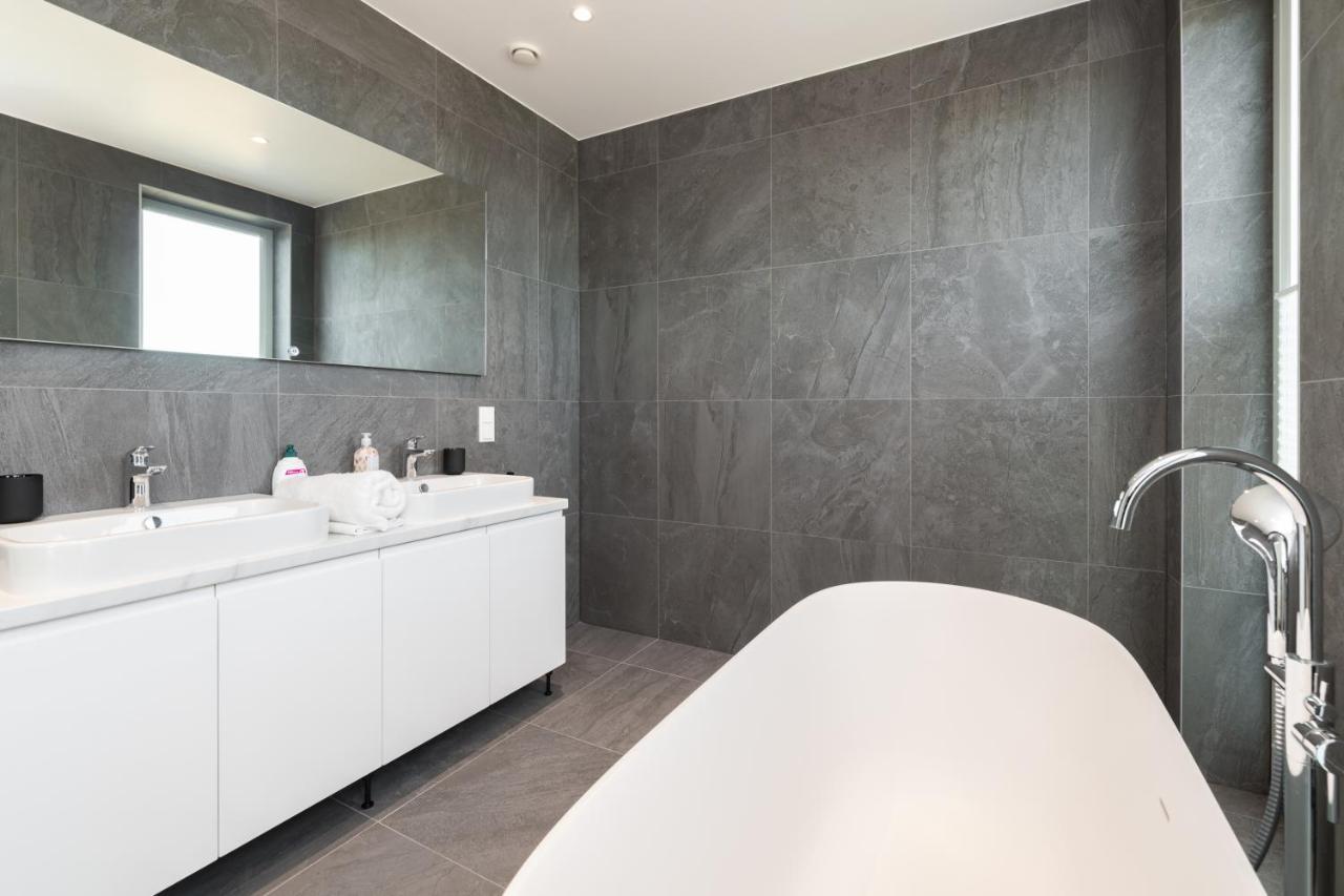 4Bdr Modern And Stylish Apartment Near Kadriorg With Free Parking タリン エクステリア 写真